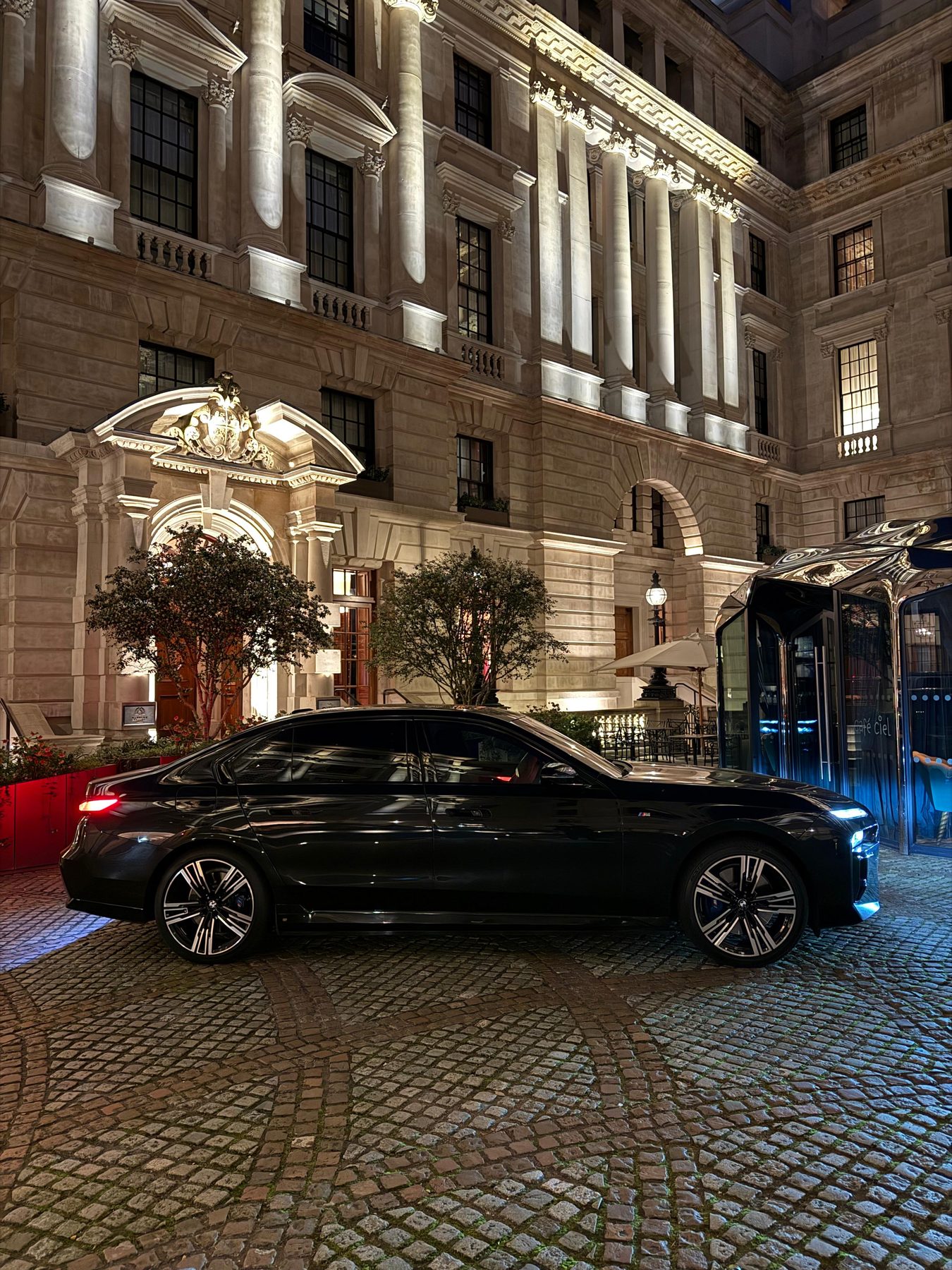 Halcolux BMW 7 Series arriving at an illuminated London venue